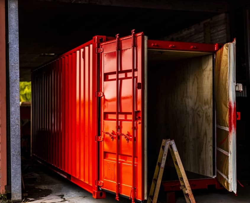 En åben rød container der er ved at blive klargjort