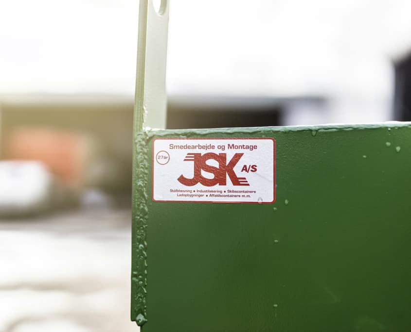 Billede af JSK logo på en grøn container