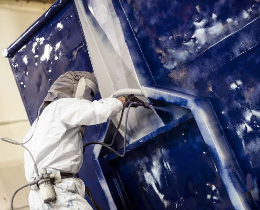 Medarbejder der maler en container